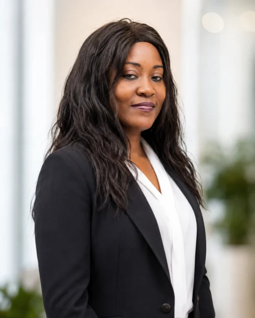 Novna M. — Directrice des opérations